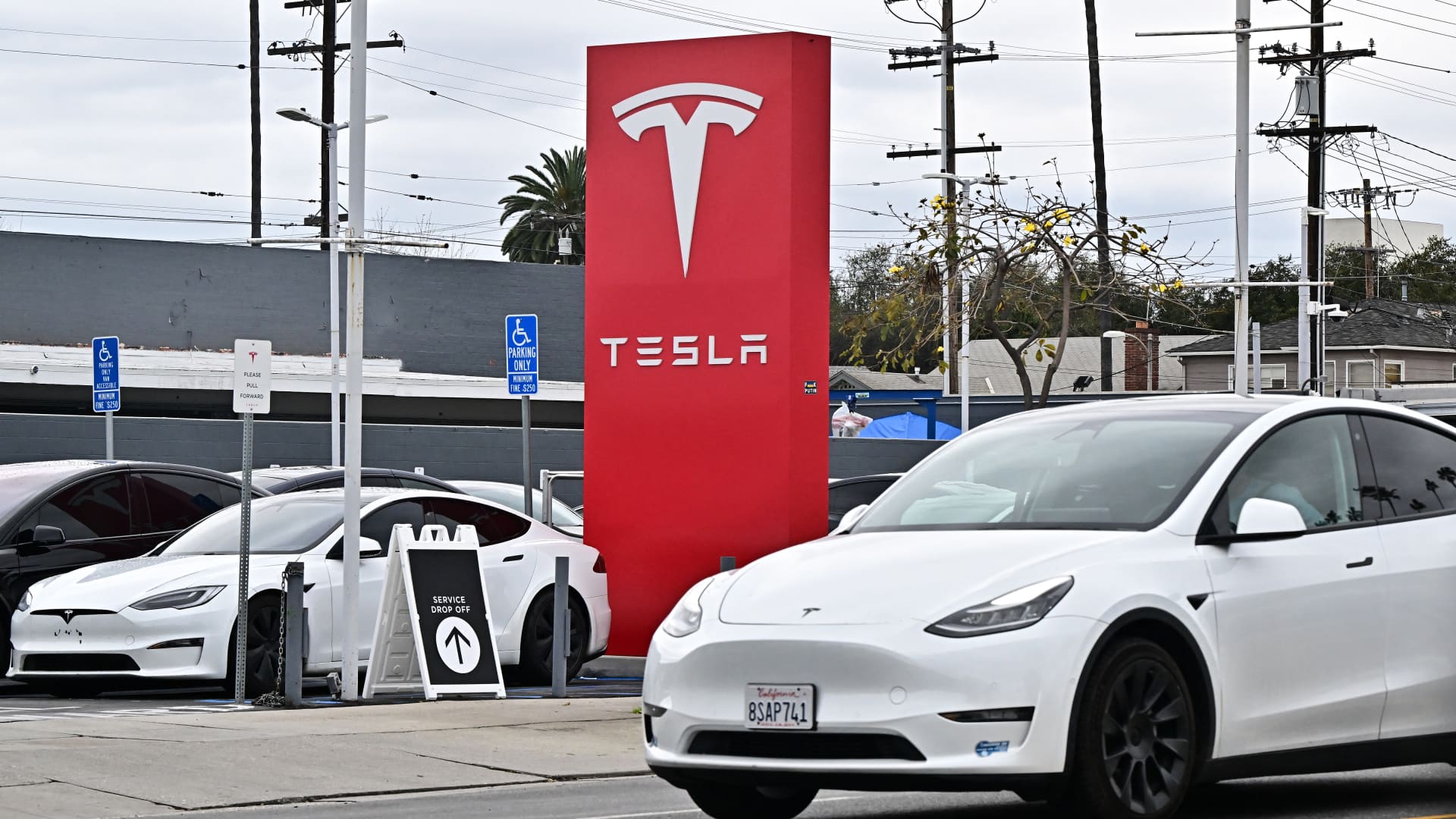 Tesla owners are trading in their EVs at record levels, Edmunds says Tesla owners are trading in their EVs at record levels, Edmunds says